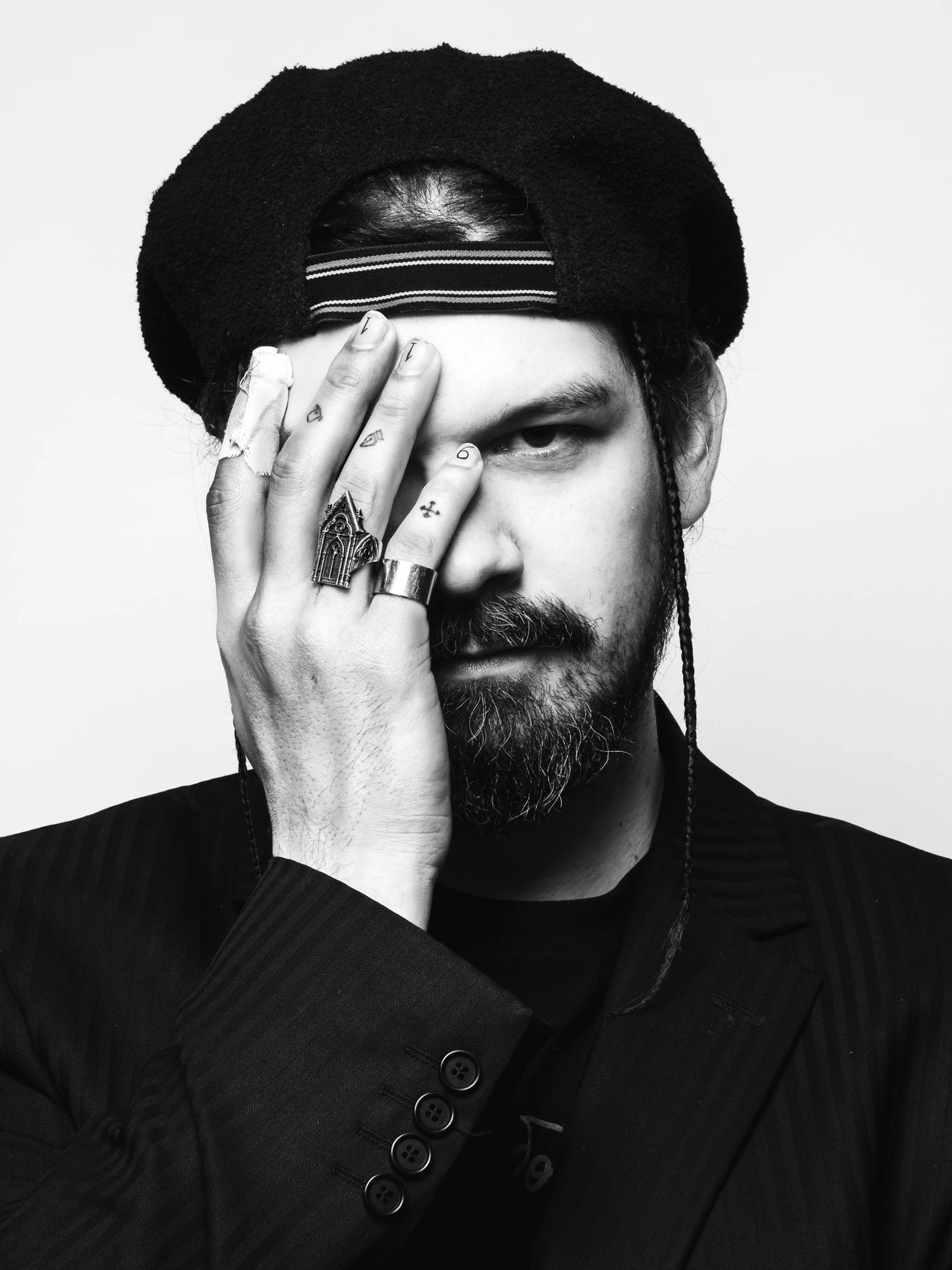 Вдохновение для страсти, создания искусства и путешествий: книжная полка художника Ивана Цыгана